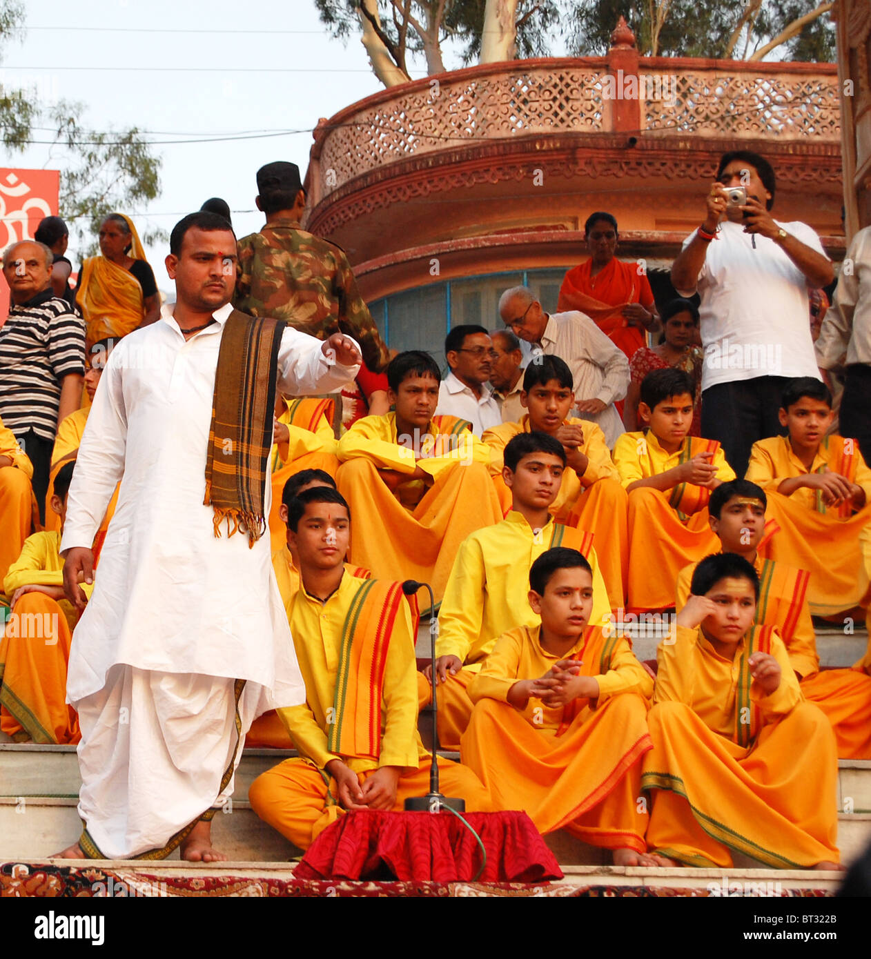 Les jeunes garçons célébrant le festival Kumbh Mela à Haridwar INDE Banque D'Images