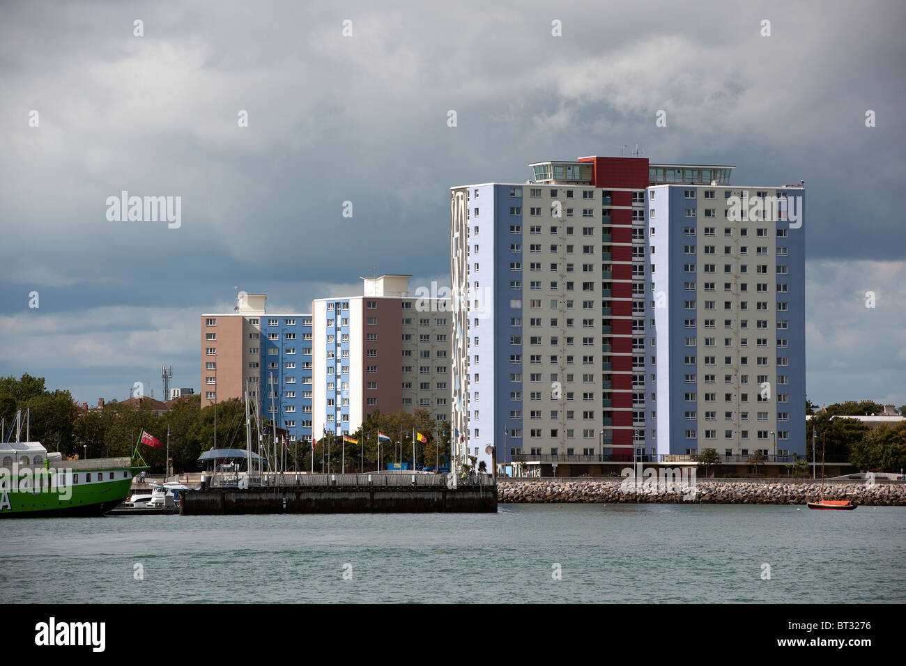 Des tours d'appartements sur le port de Portsmouth Harbour Gosport, Gosport, Hampshire, Angleterre, photographie prise à partir de l'île de Portsea. Banque D'Images