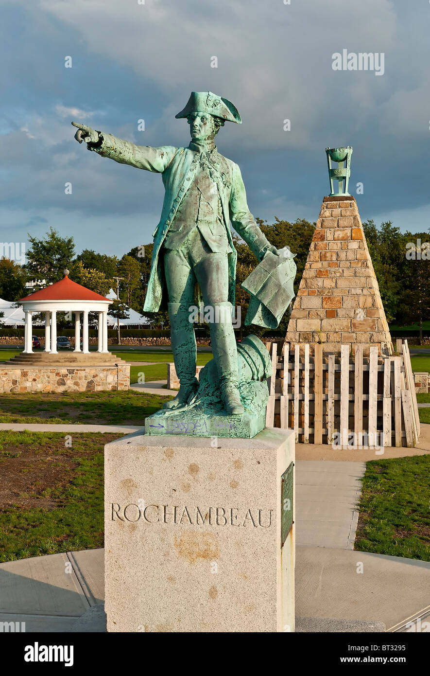 Jean-Baptiste Donatien de Vimeur, comte de Rochambeau surplombant le port  de Newport, Rhode Island, USA Photo Stock - Alamy