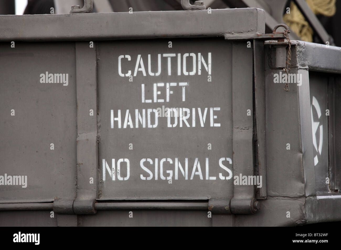 Attention pas de signaux d'entraînement gauche signe sur l'arrière d'un vieux camion militaire Banque D'Images