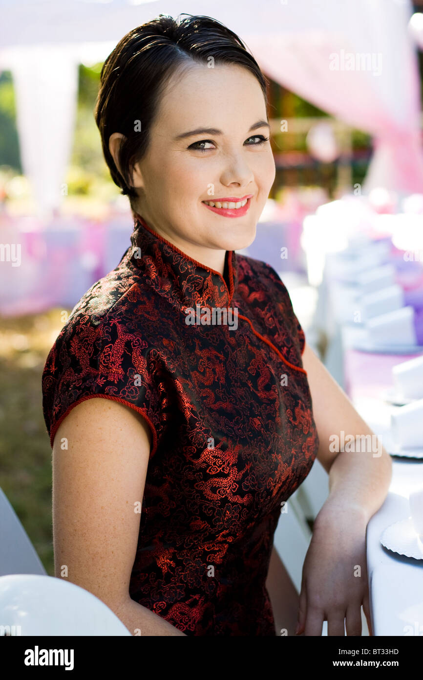 Belle jeune femme en robe chinoise Banque D'Images