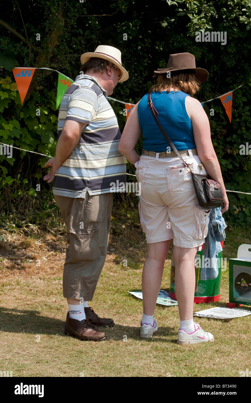 Les visiteurs se retrouvent au coeur de la UK canal system à Braunston pour le bateau étroit canal historique et Rallye. DAVID MANSELL Banque D'Images