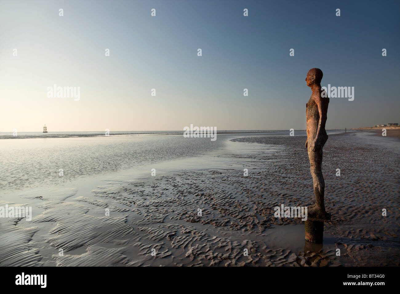 Le Sir Antony Gormley art installation un autre lieu situé sur Crosby Beach, une partie de la côte de Sefton, dans la région de la ville de Liverpool de l'UK Banque D'Images