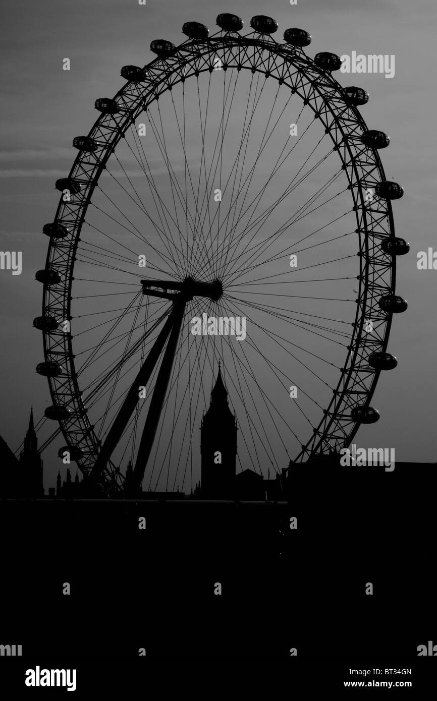 Le noir et blanc des toits de London Eye et Big Ben en silhouette Banque D'Images