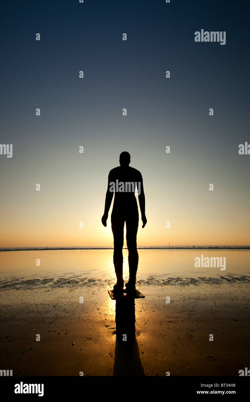 Le Sir Antony Gormley art installation un autre lieu situé sur Crosby Beach, une partie de la côte de Sefton, dans la région de la ville de Liverpool de l'UK Banque D'Images