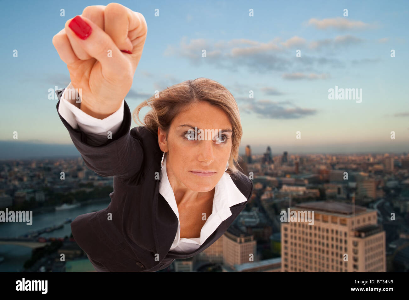 Super businesswoman survolant Londres City Banque D'Images