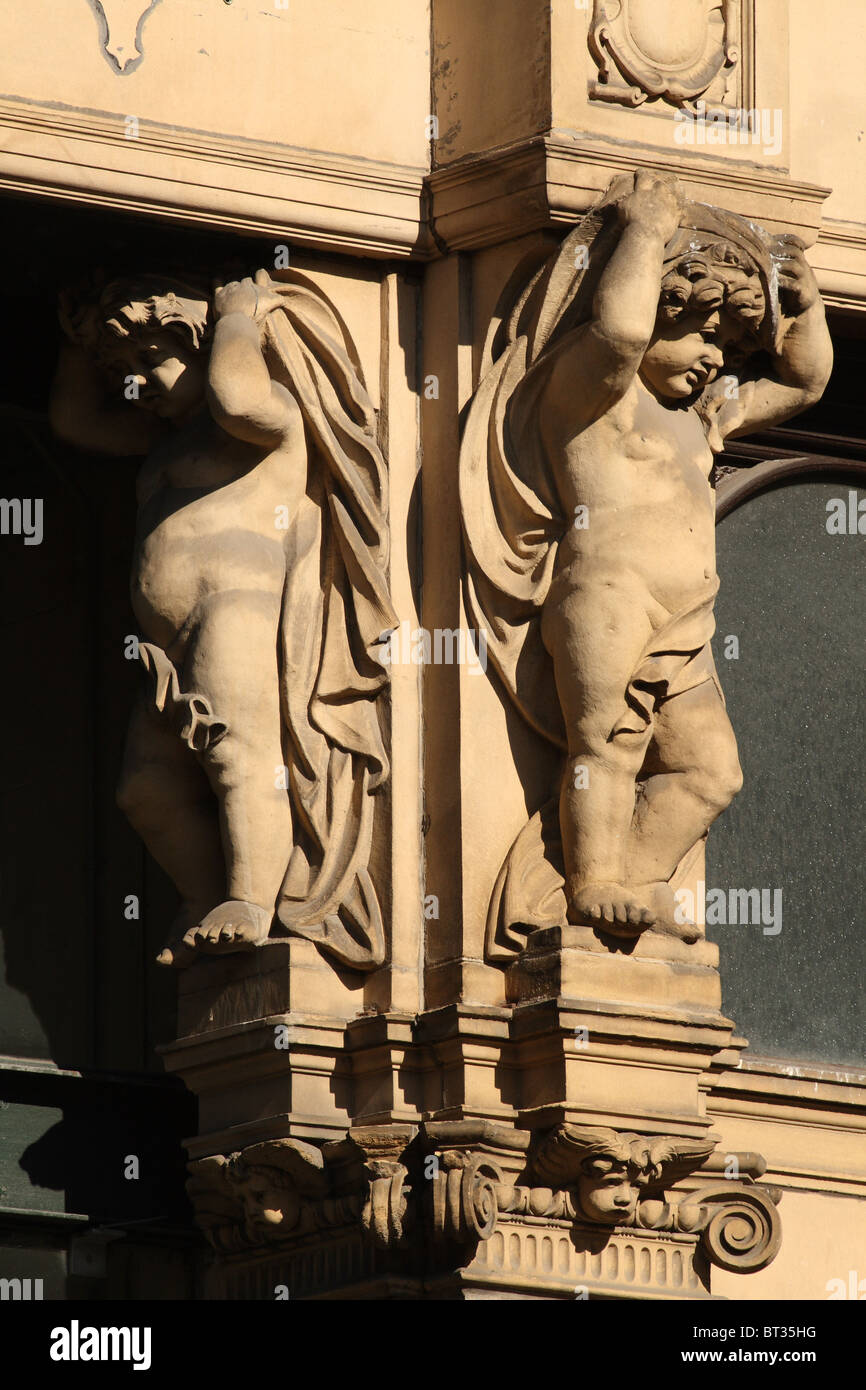 Sculptures en pierre représentant des nymphes angelots sur l'extérieur des marchés de la ville de Leeds Yorkshire UK Banque D'Images