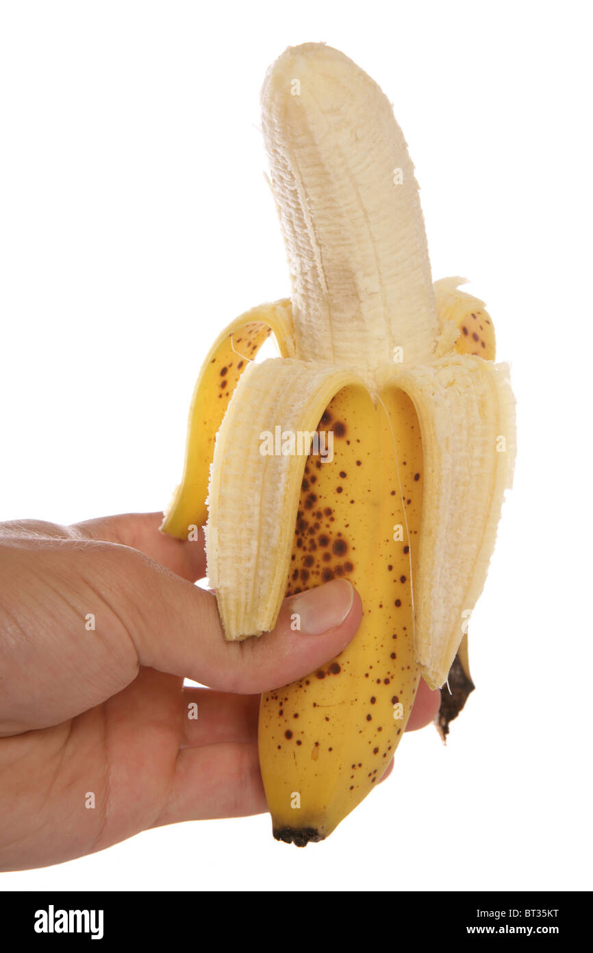 Tenir la main de bananes épluchées découpe studio Banque D'Images