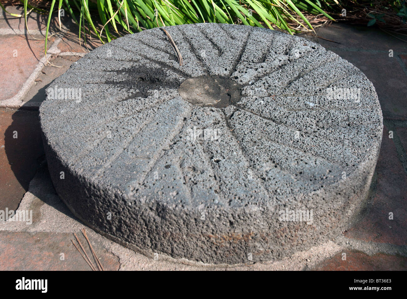 Mill stone, El Molino Viejo, Le Vieux Moulin, San Marino, Californie, États-Unis d'Amérique Banque D'Images