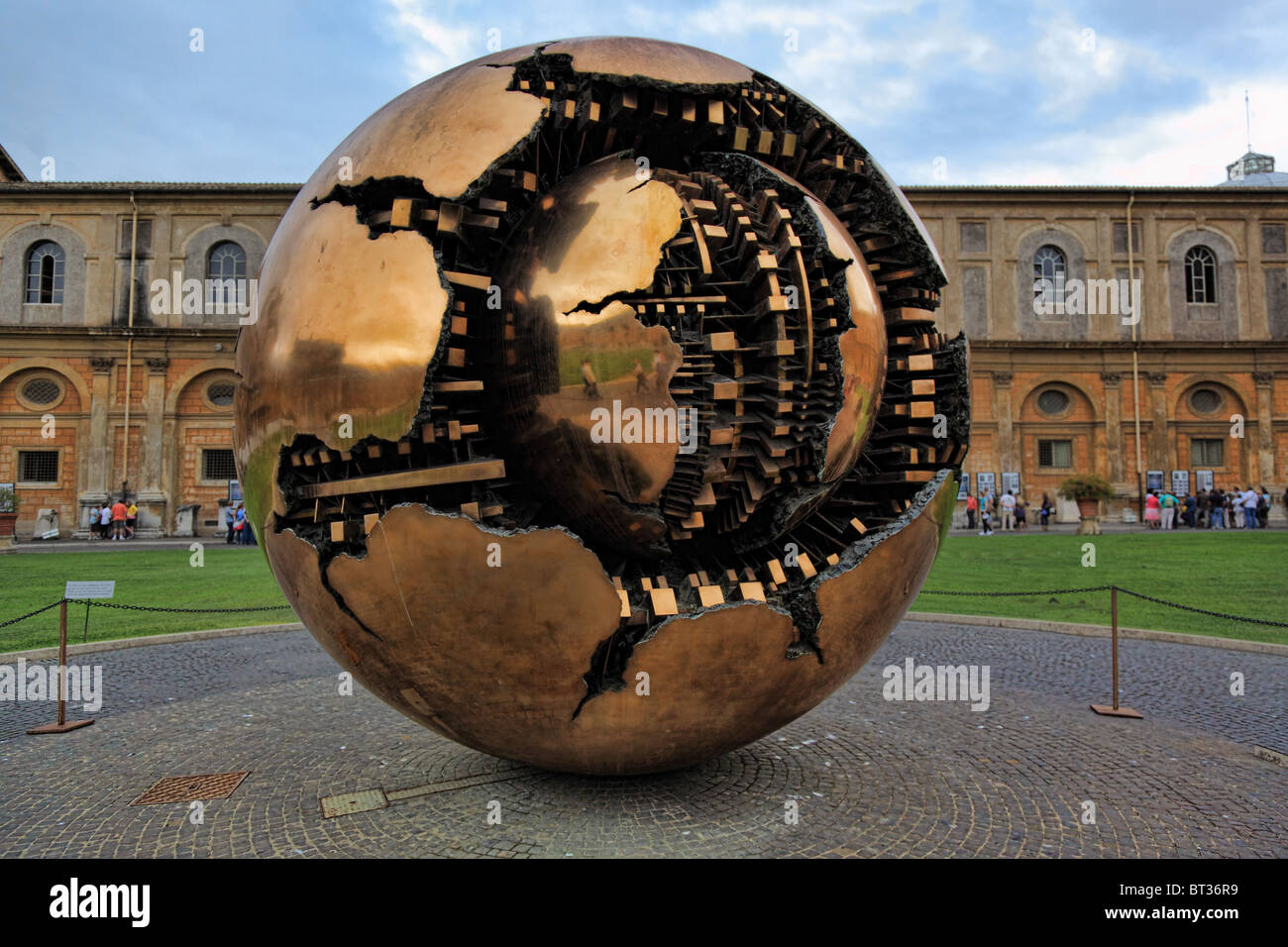 Dans 'Sphere' Sphère sculpture d'Arnaldo Pomodoro dans les musées du Vatican (en italien : Musei Vaticani) Banque D'Images
