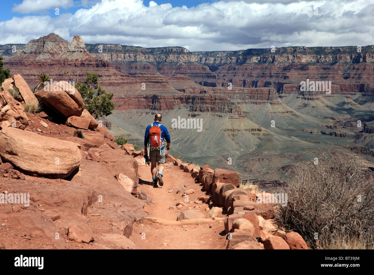 Walker sur le sentier Kaibab dans le Grand Canyon Banque D'Images