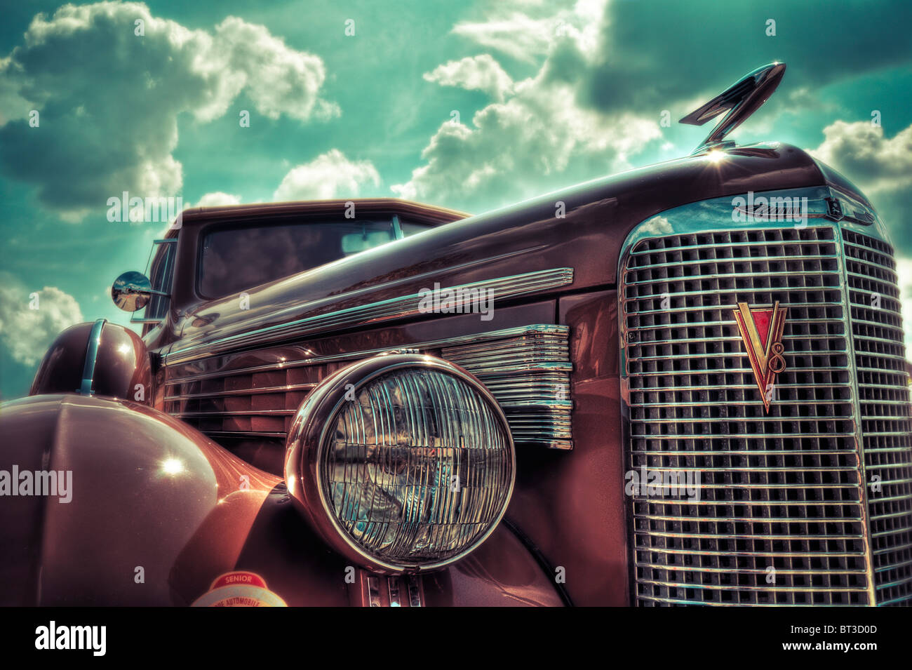 Close up V8 sur un emblème Cadillac vintage Banque D'Images