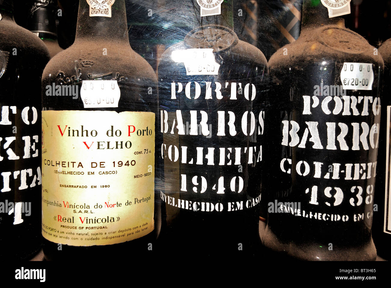Portugal, Lisbonne : Vieux Port des bouteilles de vin dans un magasin de vin Banque D'Images