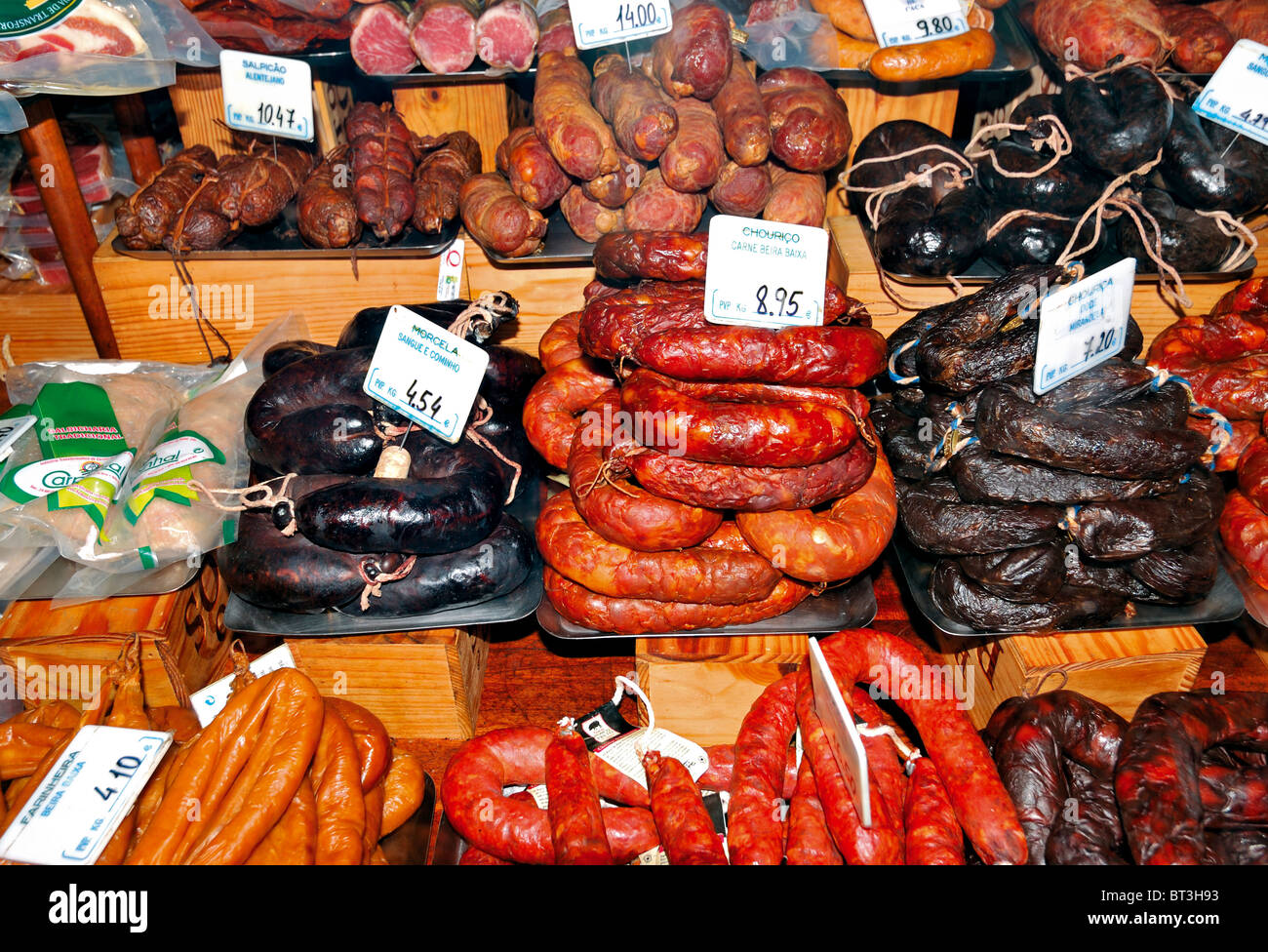 Portugal : saucisses traditionnelles dans la supérette du centre-ville de Lisbonne Banque D'Images
