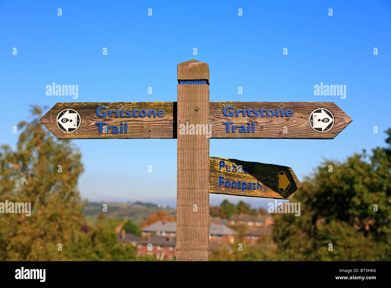 Sentier de pierre meulière, waymarker Disley, parc national de Peak District, Cheshire, Angleterre, Royaume-Uni. Banque D'Images