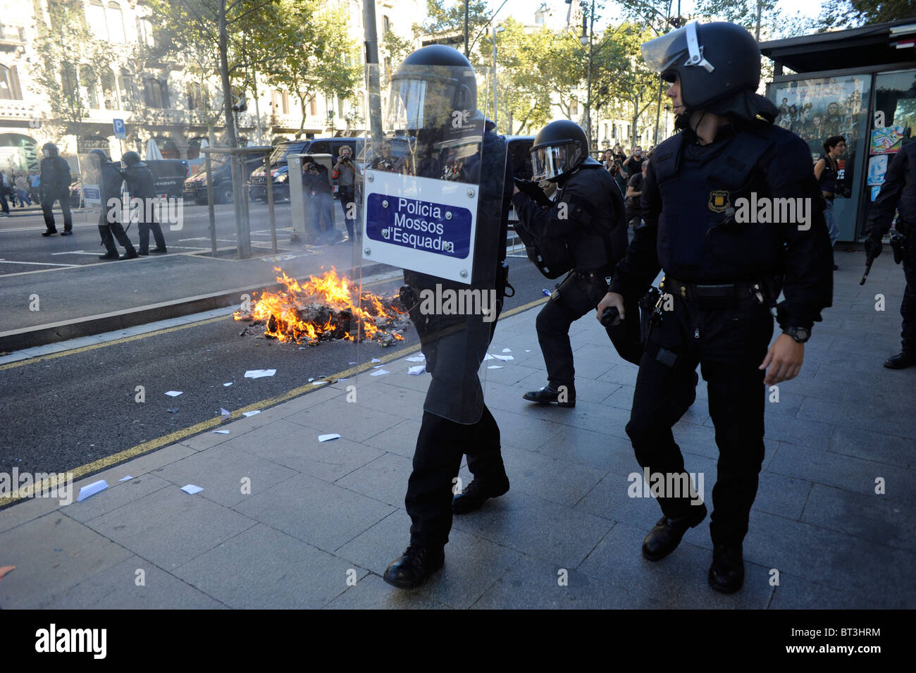 La police anti-émeute dans les affrontements au centre-ville de Barcelone pendant la grève générale en Espagne. Banque D'Images