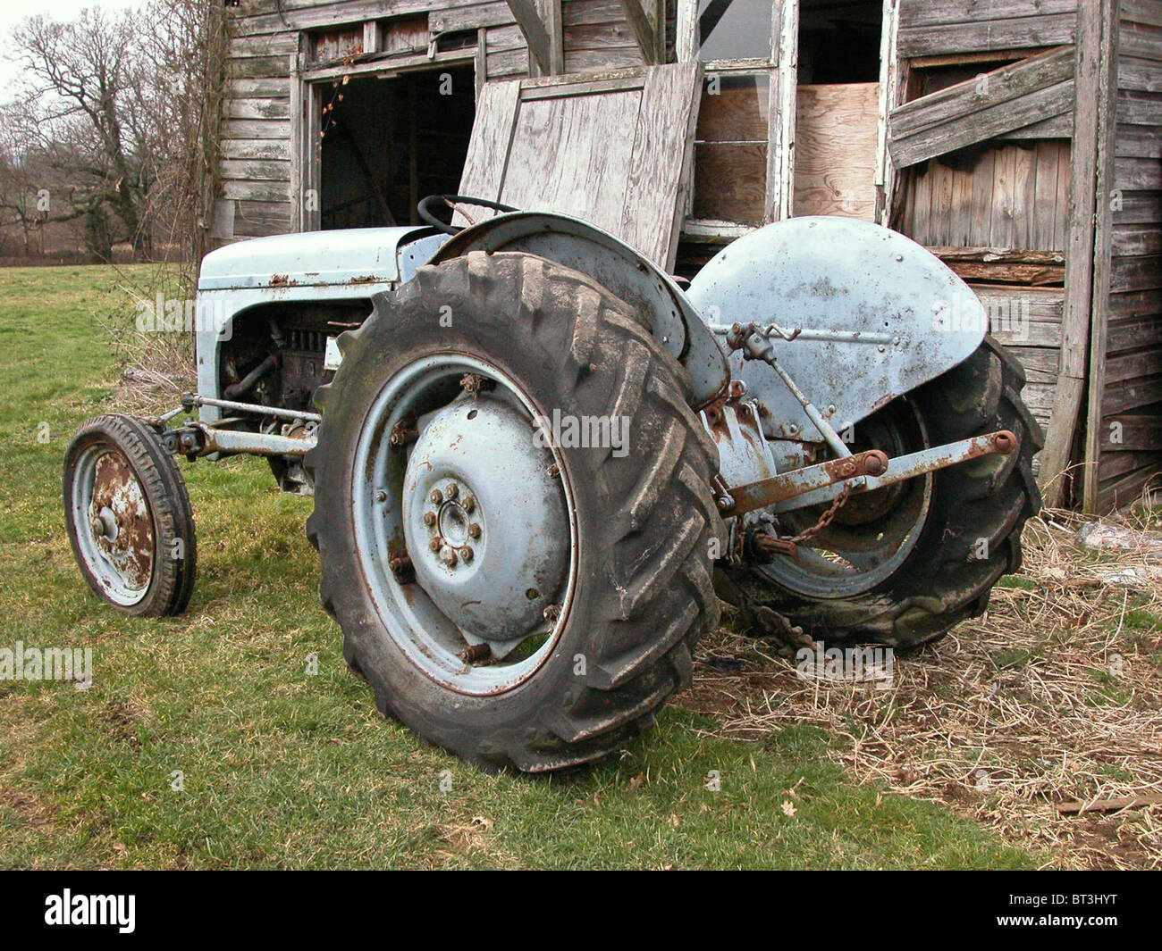 Il s'agit d'une version non restaurés de la Little Grey Fergie le tracteur Ferguson fergy plateau construit en 1950 en attente d'être secouru Banque D'Images