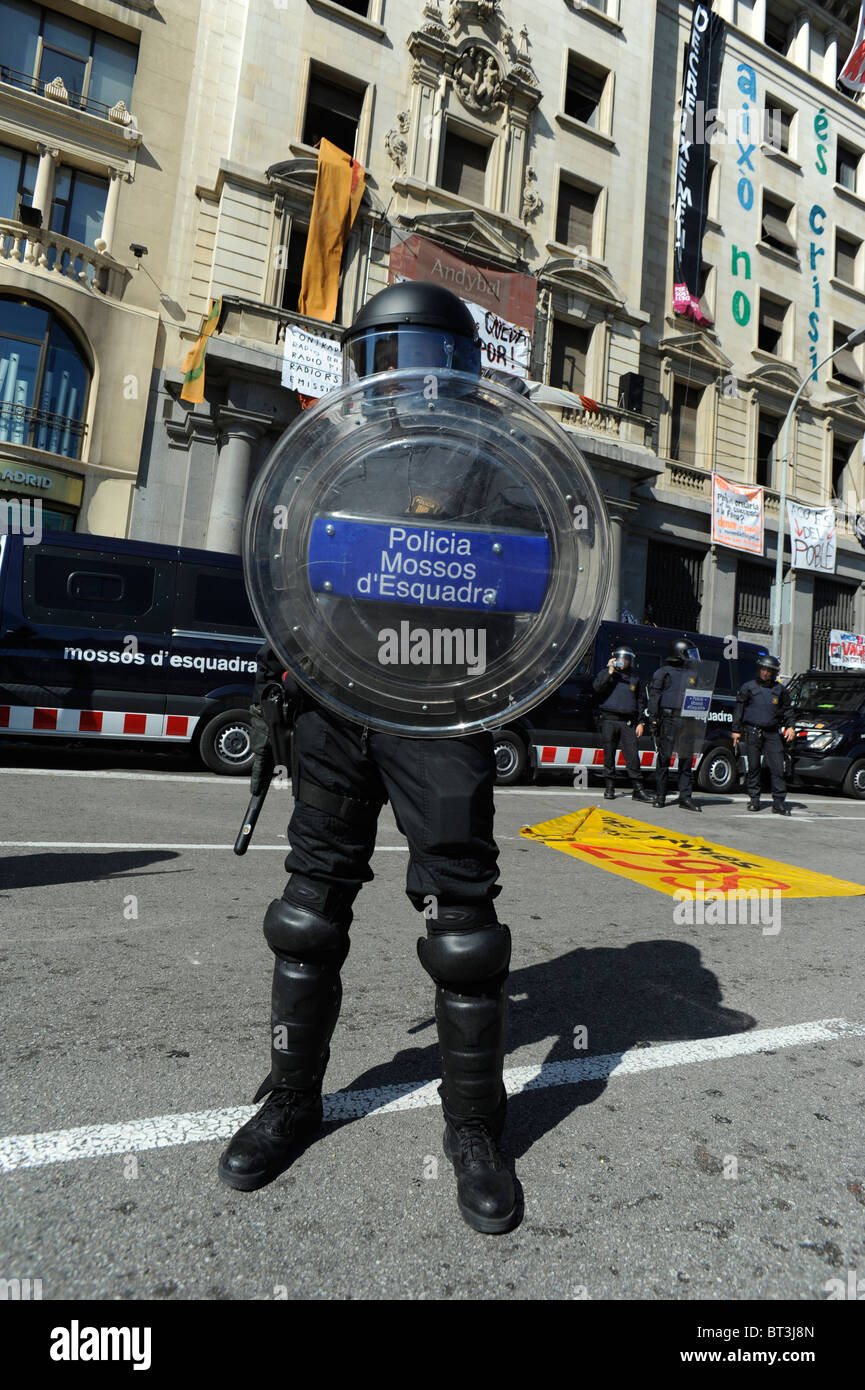 La police anti-émeute gardant un bâtiment au centre-ville qui ont été occupés par des squatters journée de grève générale avant l'Espagne 2010 . Banque D'Images