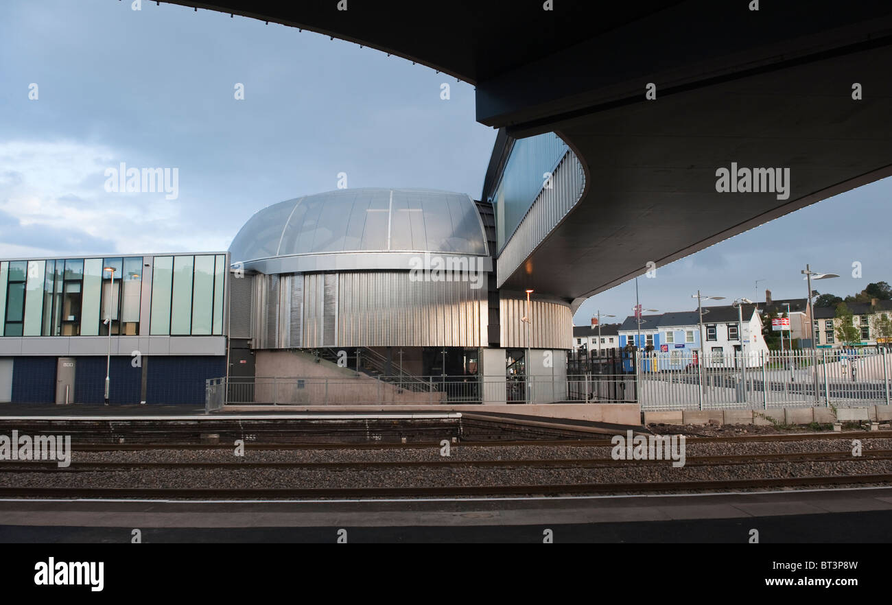 La nouvelle gare ferroviaire et pont pied à Newport, Pays de Galles, Royaume-Uni. La station est exploitée par Arriva Trains Wales Banque D'Images