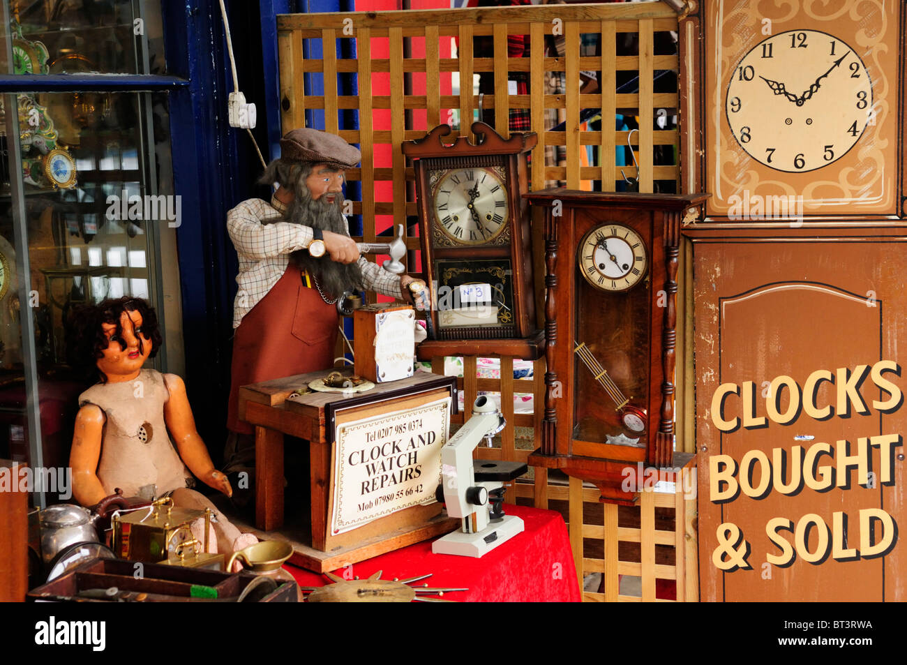 Clock and Watch shop réparateurs sur Portobello Road, Notting Hill, London, England, UK Banque D'Images