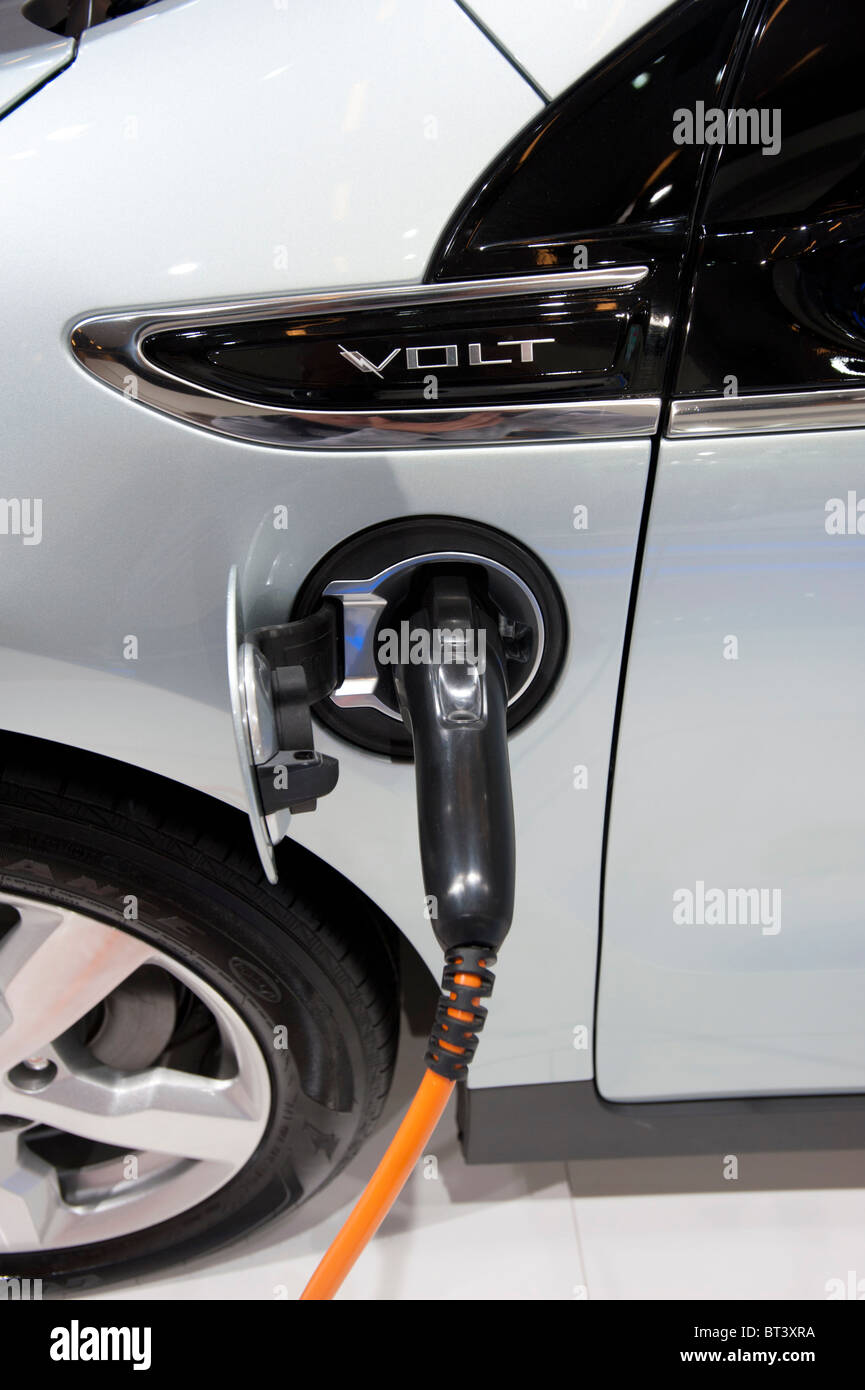 Voiture électrique Volt de Chevrolet d'être rechargée à Paris Motor Show 2010 Banque D'Images