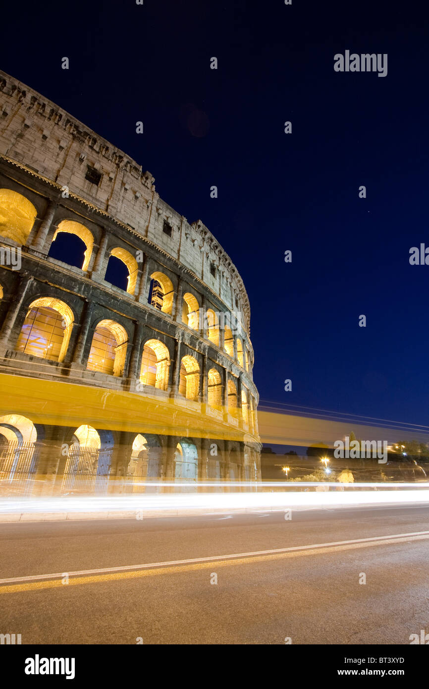 Vue de nuit Colisée avec certains sentiers de feux de circulation. Rome, Italie Banque D'Images