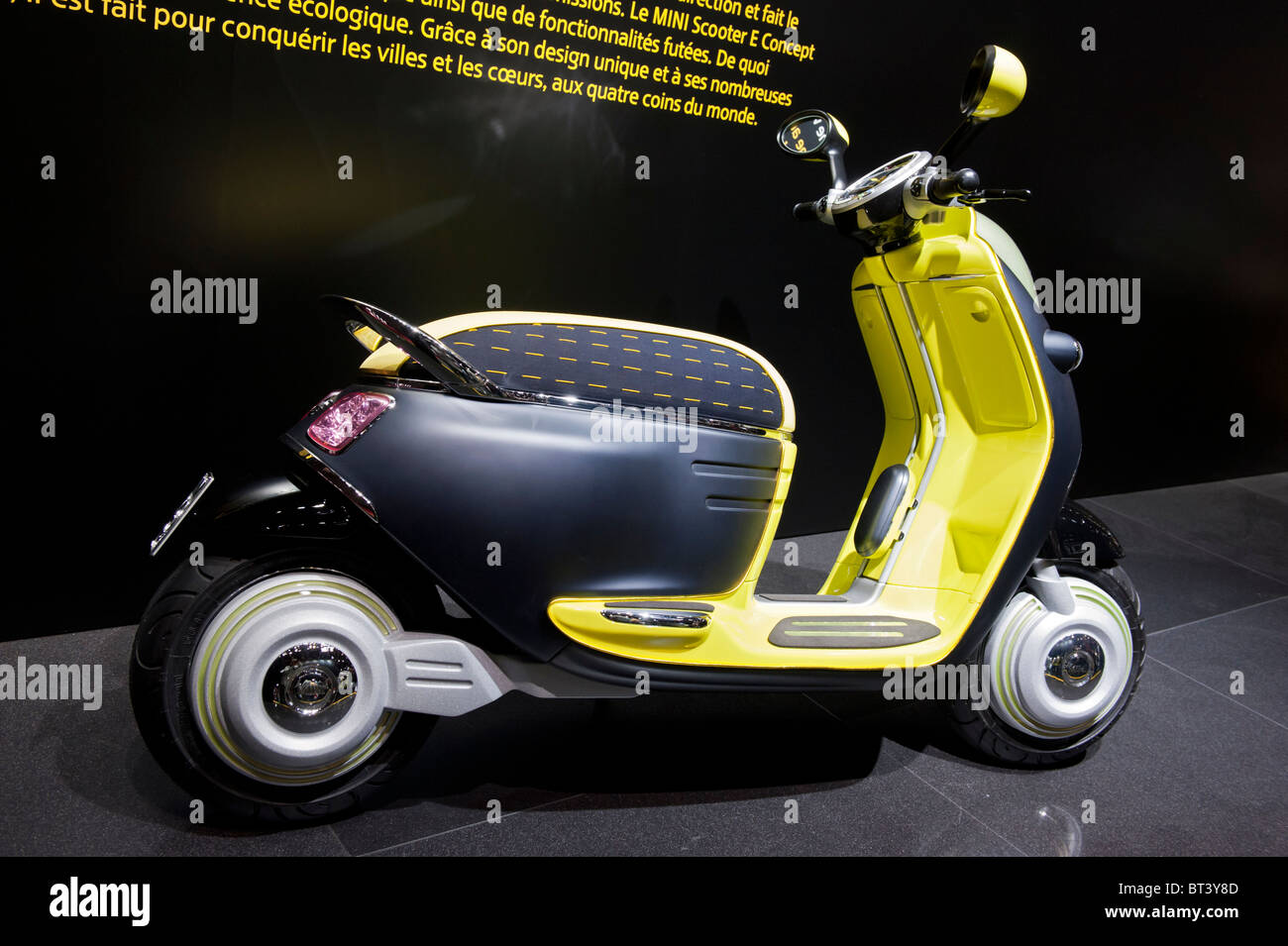 Nouvelle mini scooter électrique sur l'affichage à Paris Motor Show 2010 Banque D'Images