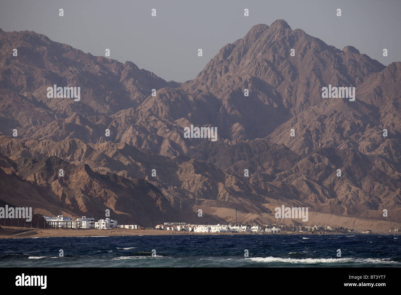 Hôtels et les montagnes de Dahab, Sinai, Egypte, Afrique du Sud Banque D'Images