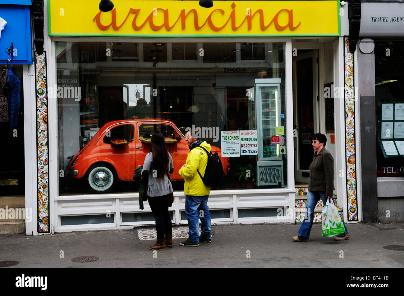 La cuisine sicilienne Arancina shop avec voiture dans la fenêtre, Pembridge Road, Notting Hill, London, England, UK Banque D'Images