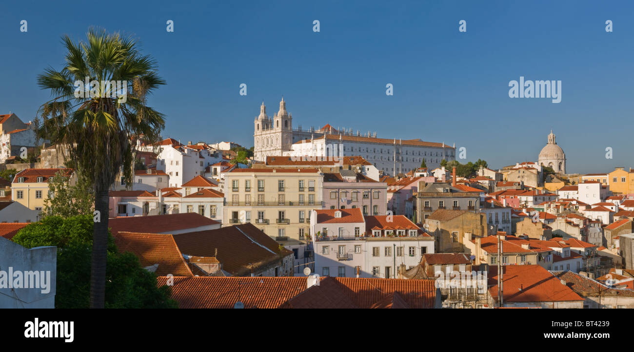 Vue sur l'Alfama district à São Vicente de Fora eglise et église Santa Engracia Lisbonne Portugal Banque D'Images
