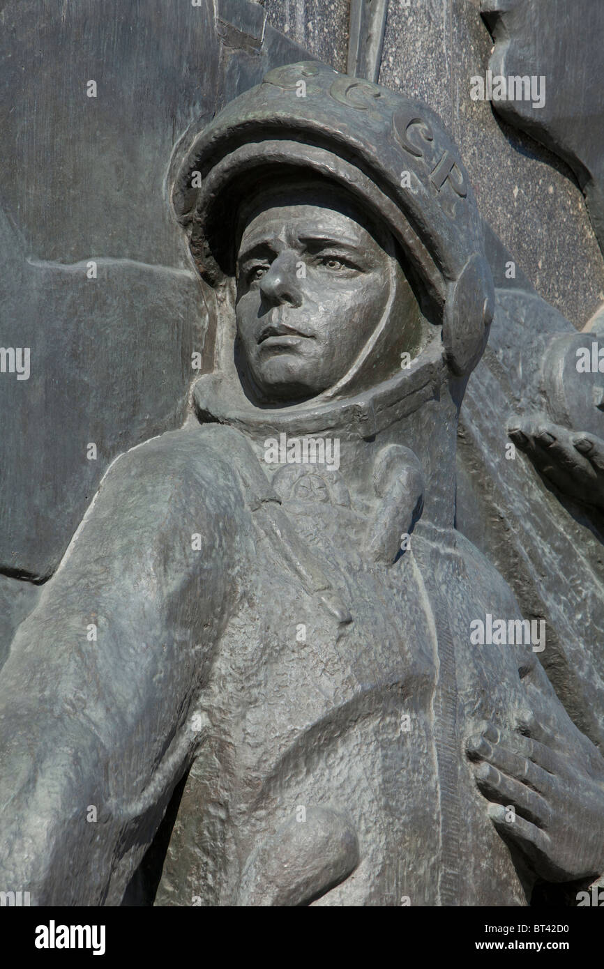 Le premier cosmonaute Youri Gagarine (1934-1968) sur un relief décorant le Monument des conquérants de l'espace de Moscou, Russie Banque D'Images