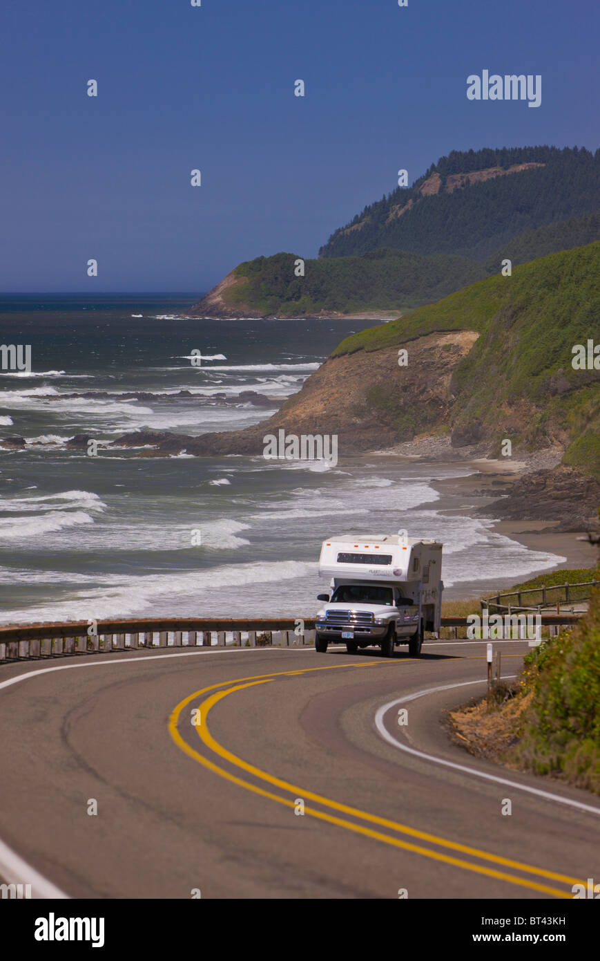 FLORENCE, Oregon, USA - la circulation automobile sur la pittoresque Route 101 sur la côte de l'Oregon central. Banque D'Images