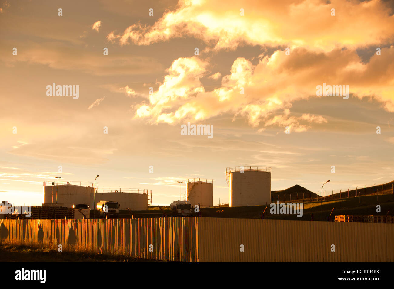 Aube lumière au lever du soleil sur un dépôt d'huile dans Hofn sur la côte sud de l'Islande. Banque D'Images