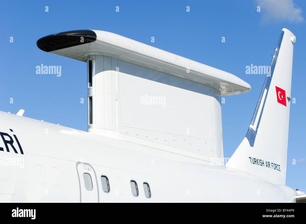 Radar MESA carter sur un Boeing 737-7ES Peace Eagle exploités par les forces aériennes turques en exposition statique au Salon aéronautique de Farnborough. Banque D'Images