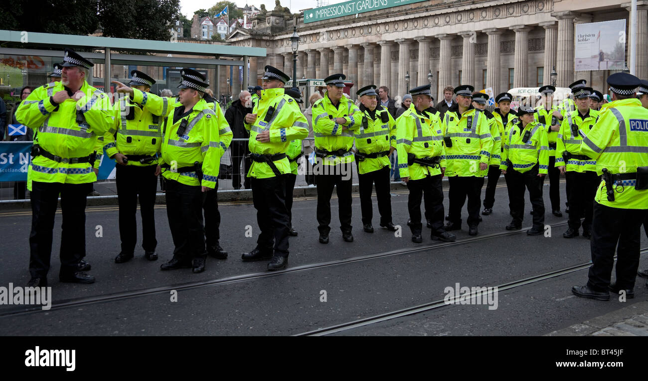 Patrouille de police Ecosse Edimbourg rue Royaume-uni, Europe Banque D'Images