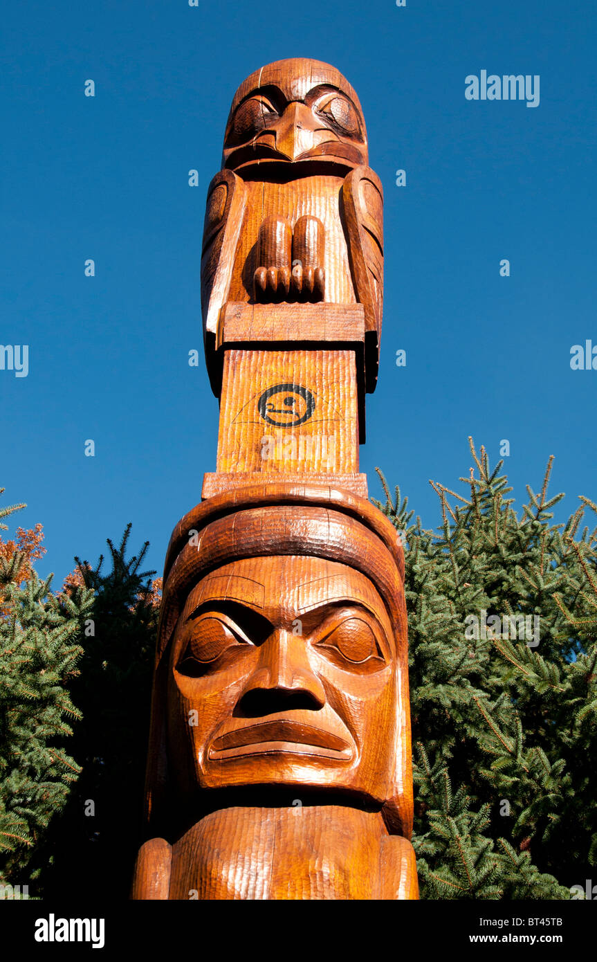 Un totem indien traditionnel, sculpté sur place Photo Stock - Alamy