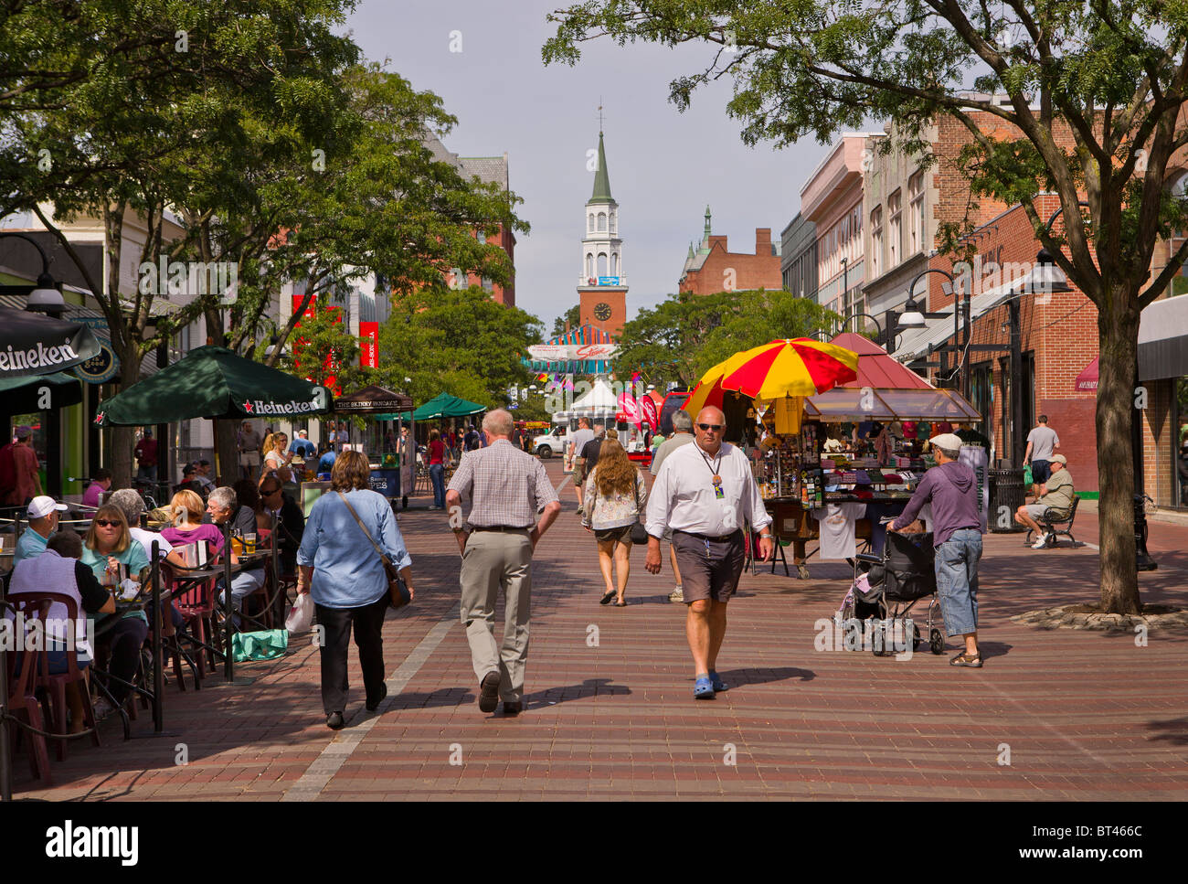BURLINGTON, Vermont, USA - les gens sur la rue de l'Église. Banque D'Images