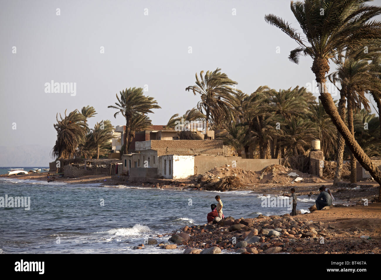 Bedouine sur la plage de Dahab, Sinaï, Égypte, Afrique Banque D'Images