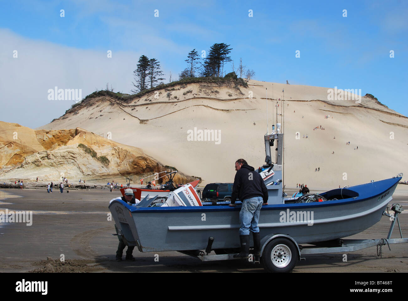 Doris de pêche tirez sur la rive près de Pacific City, Oregon Banque D'Images