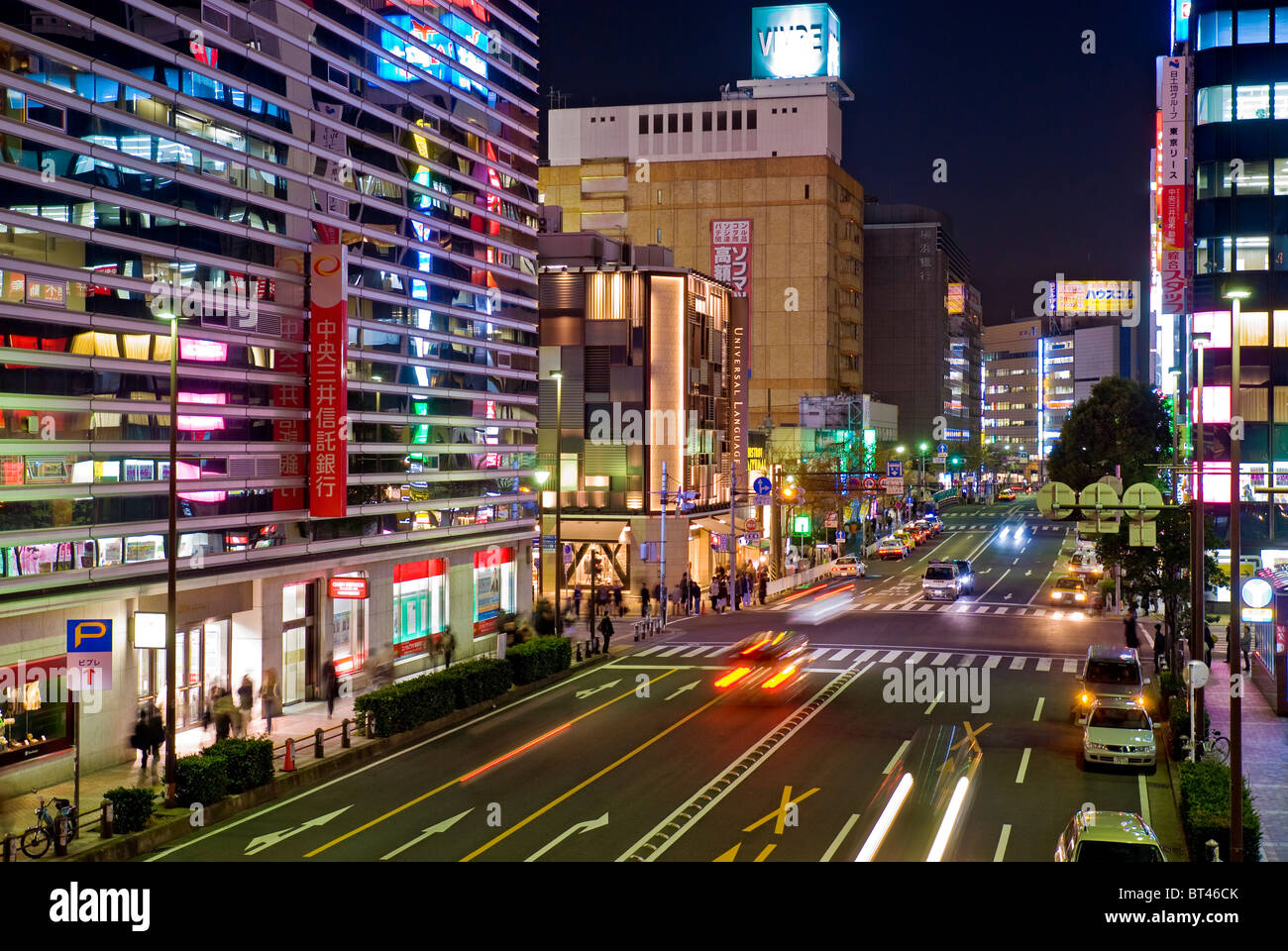 La rue animée de la ville asiatique à Yokohama, au Japon dans la nuit. Banque D'Images