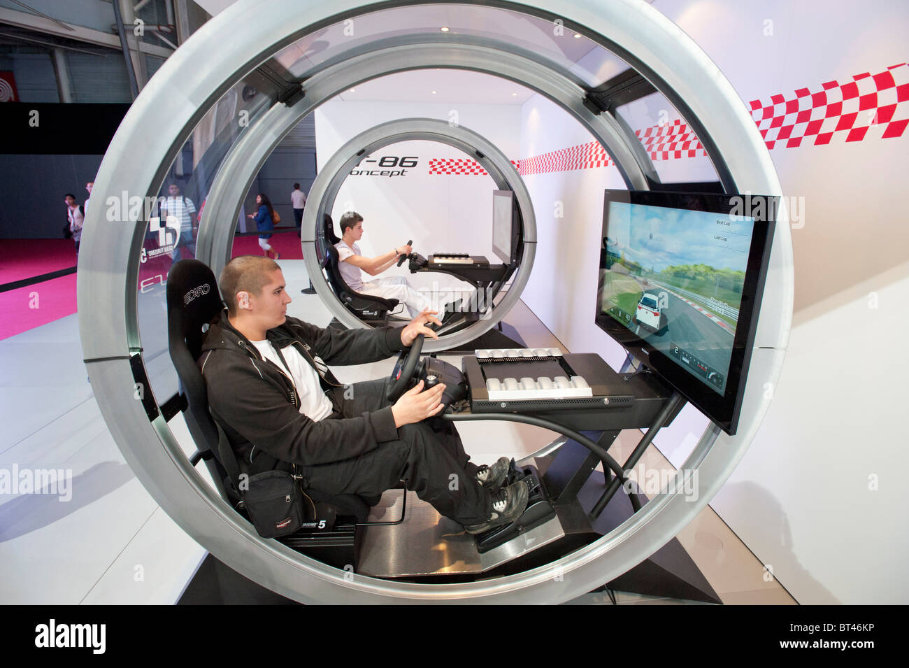 Les visiteurs à l'aide de simulateurs de conduite Toyota à Paris Motor Show 2010 Banque D'Images