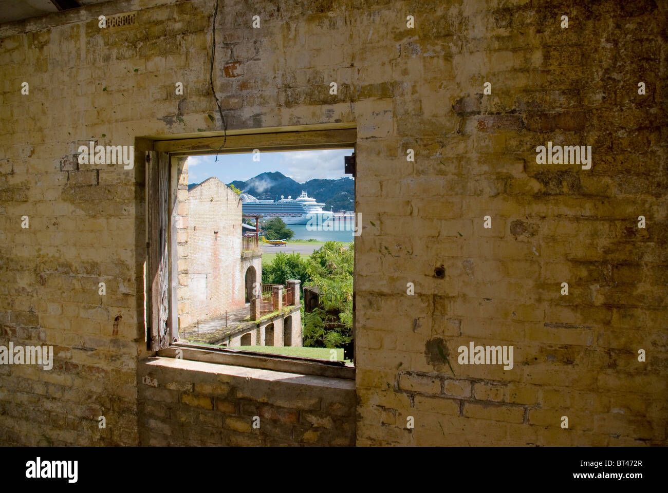 Bateau de croisière au port de Castries Sainte-lucie vu à travers la vitre de ruines coloniales historiques Banque D'Images