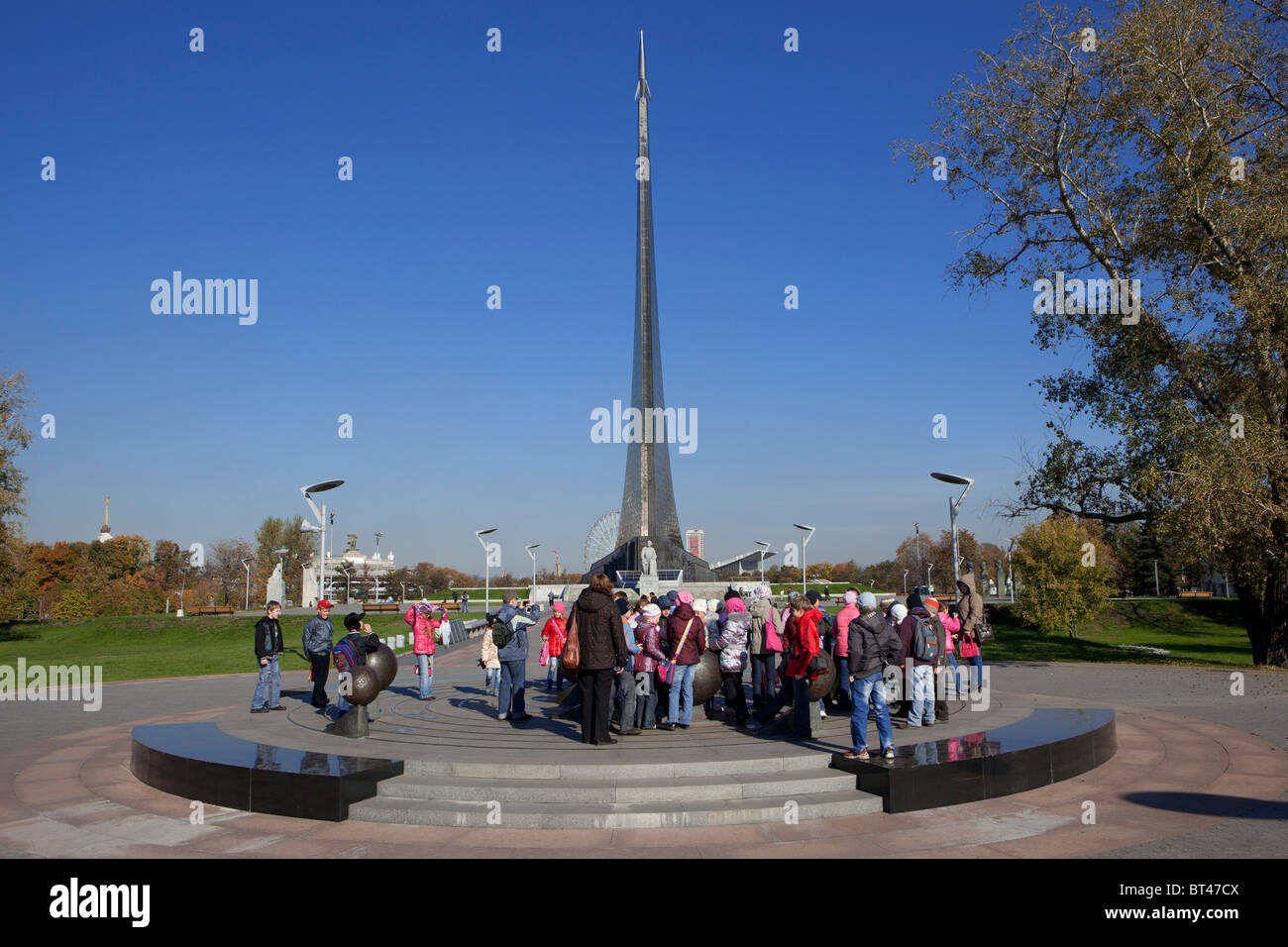 Les élèves sur une excursion de l'école avec leur enseignant au Monument des conquérants de l'espace de Moscou, Russie Banque D'Images
