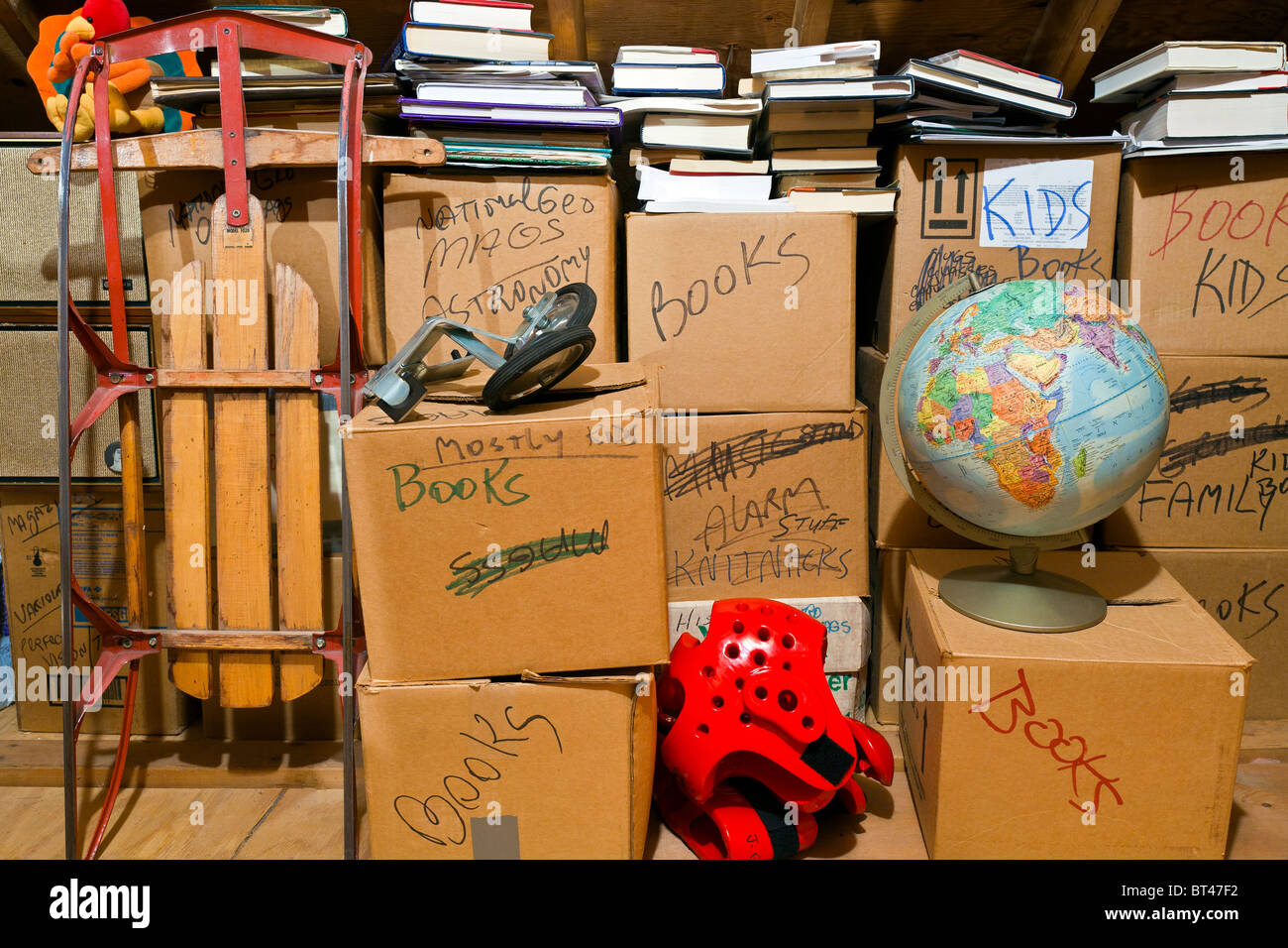 Boîtes, livres et autres choses dans le grenier de stockage. Banque D'Images
