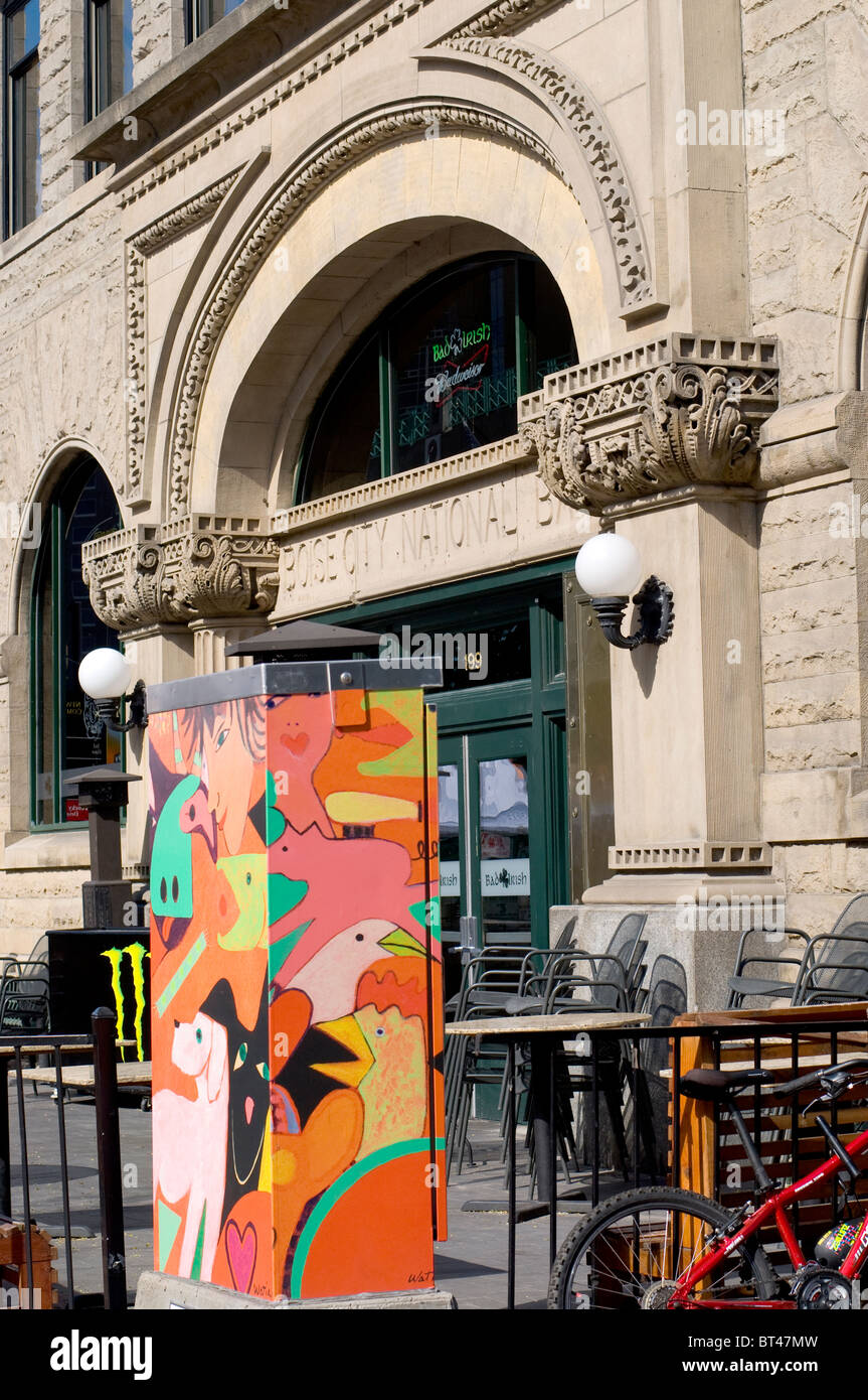 Art de rue, le chien blanc avec Earcap défilé conduit par Tarmo Watia, à la Boise City National Bank, New York Banque D'Images
