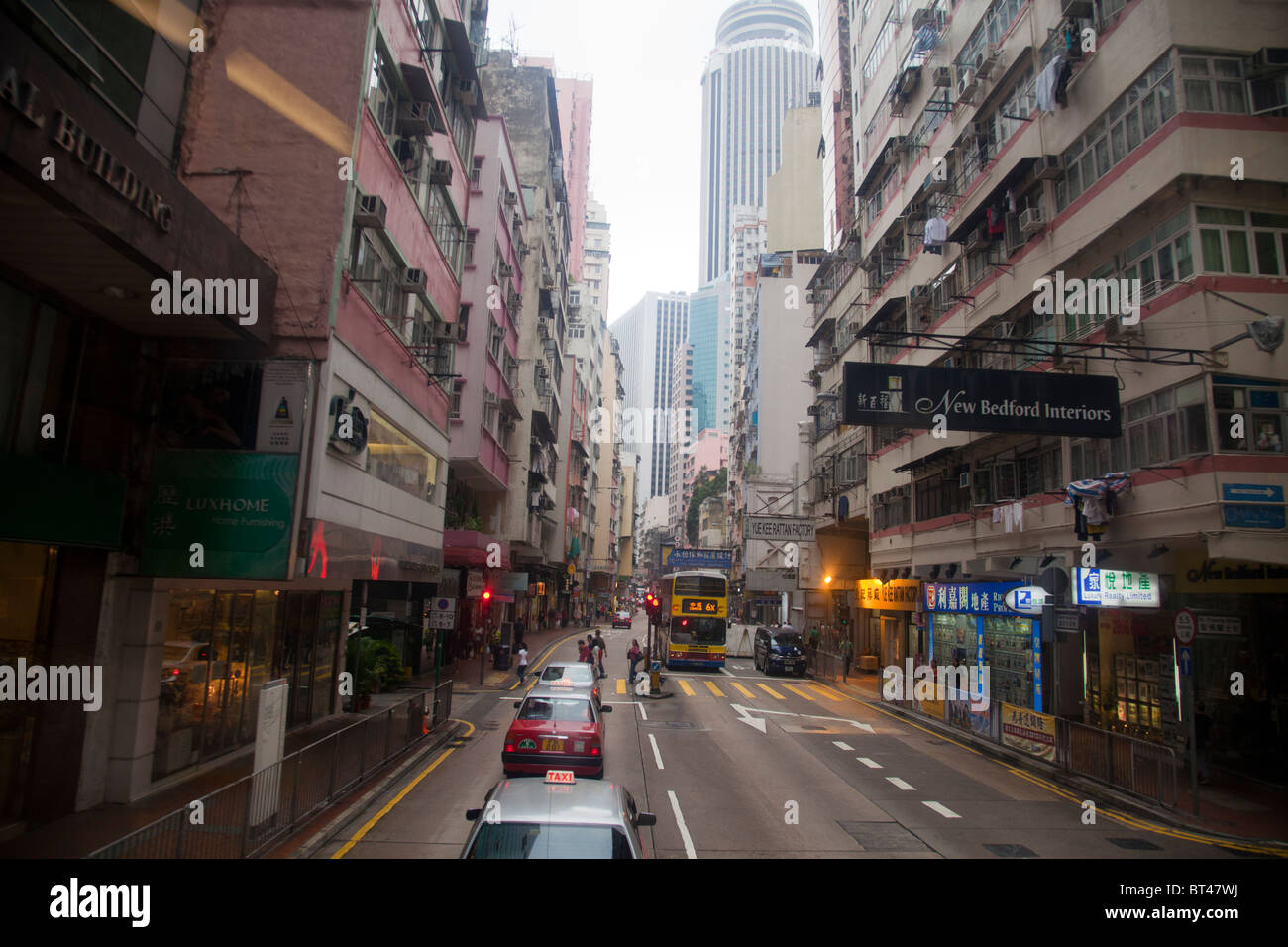 Rue typique de Kowloon, Hong Kong, des enseignes éclairées light the way pour des clients Banque D'Images
