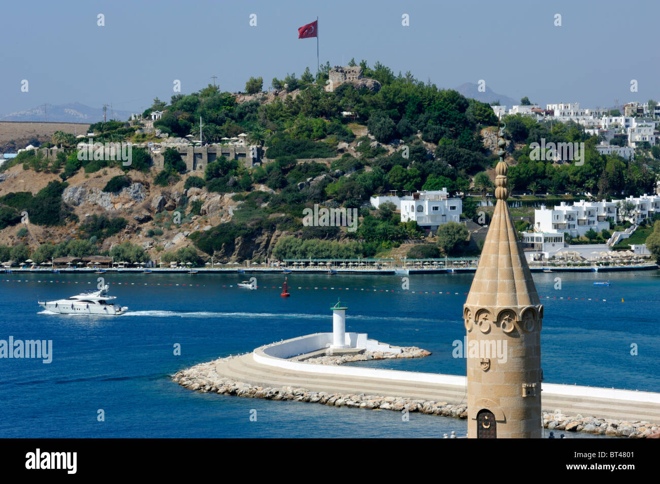 Un bateau à moteur de quitter la marina à Salamakis Bay Bodrum vue du château de Saint Pierre Banque D'Images