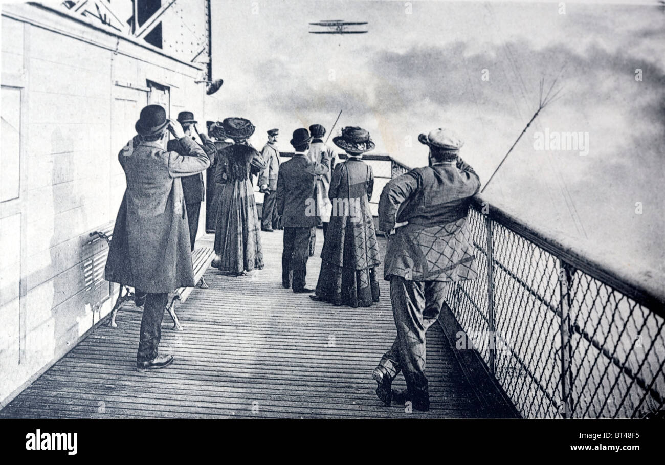 En 1909, Charles Comte de Lambert, Wilbur Wright's de la pupille de l'aviation, les mouches autour de la Tour Eiffel à Paris dans un Wright Flyer. Banque D'Images