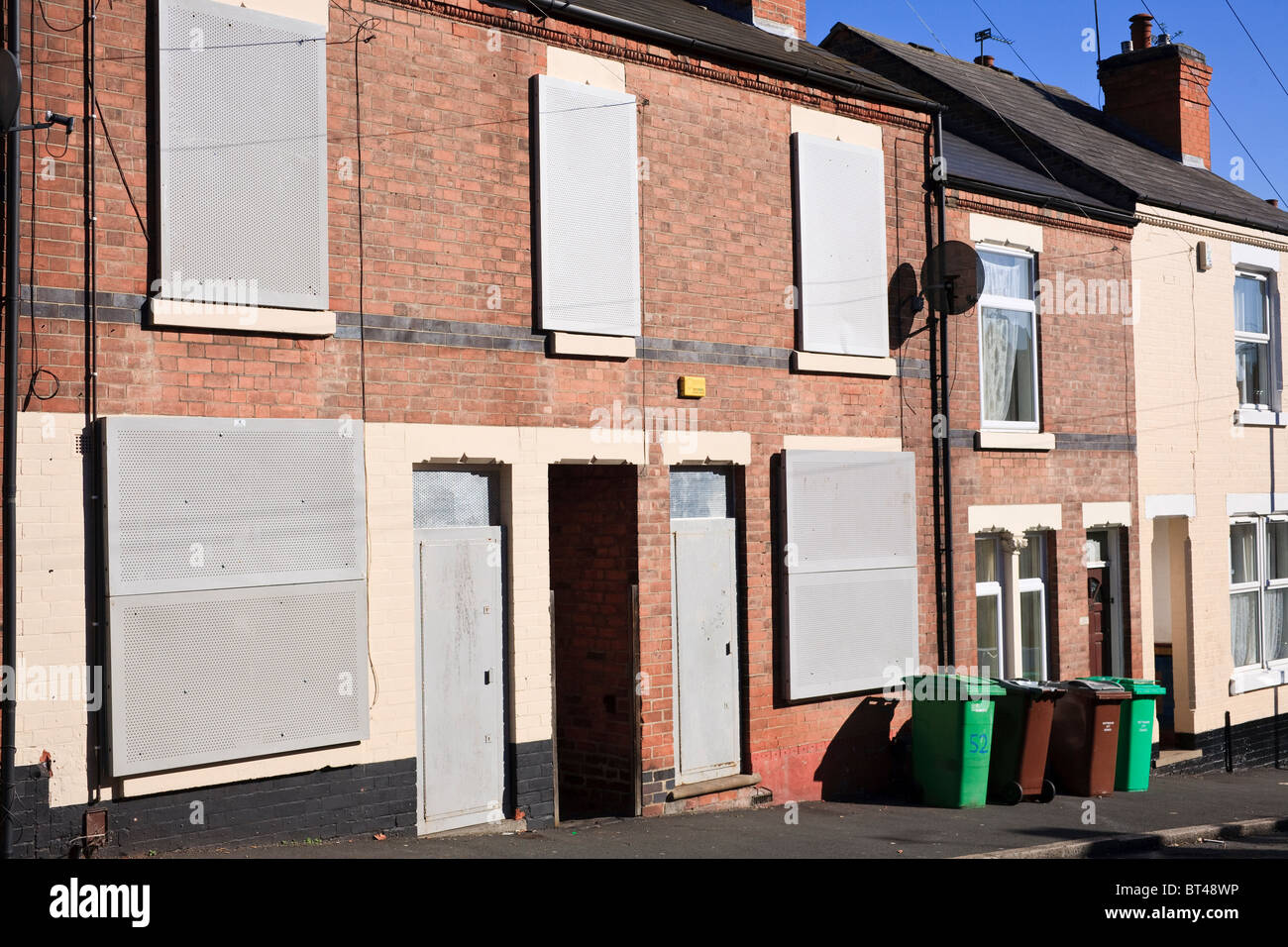 2 terrasse maisons dans une rangée de fenêtres placardées dans sneinton, Nottingham, Royaume-Uni. sneinton est une zone assez privé. Banque D'Images