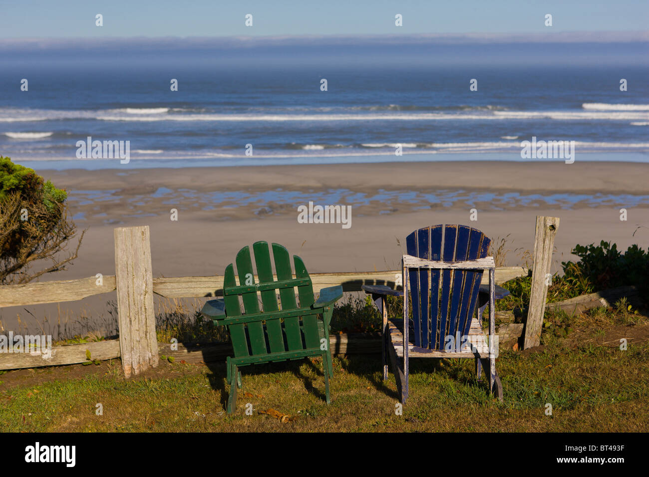 YACHATS, Oregon, USA - deux chaises et vue sur la plage sur la côte de l'Oregon central, Cape Perpetua Scenic Area. Banque D'Images